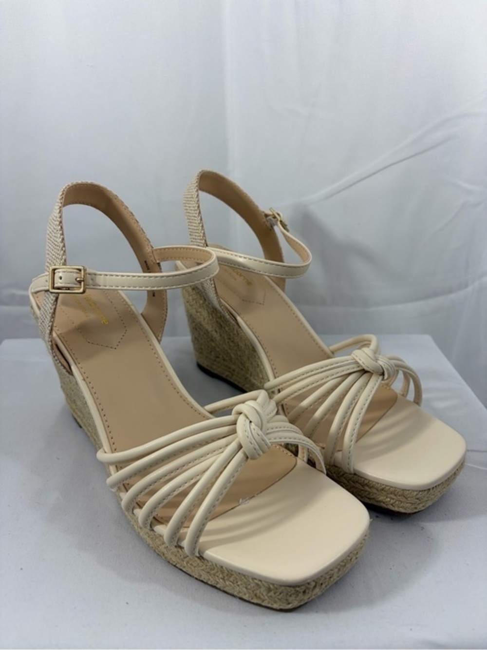 NWT Liz Claiborne Women’s Size 8.5 Cream Knotted Espadrille Wedge Sandals